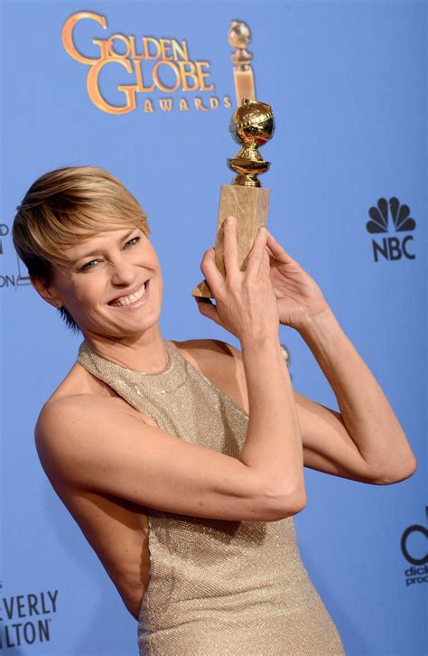 robin wright topless|Robin Wright laisse échapper sa poitrine aux Golden Globes 2014